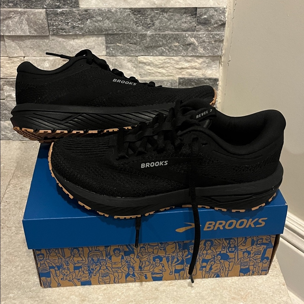 Brooks Women's Black and Tan Sneakers
